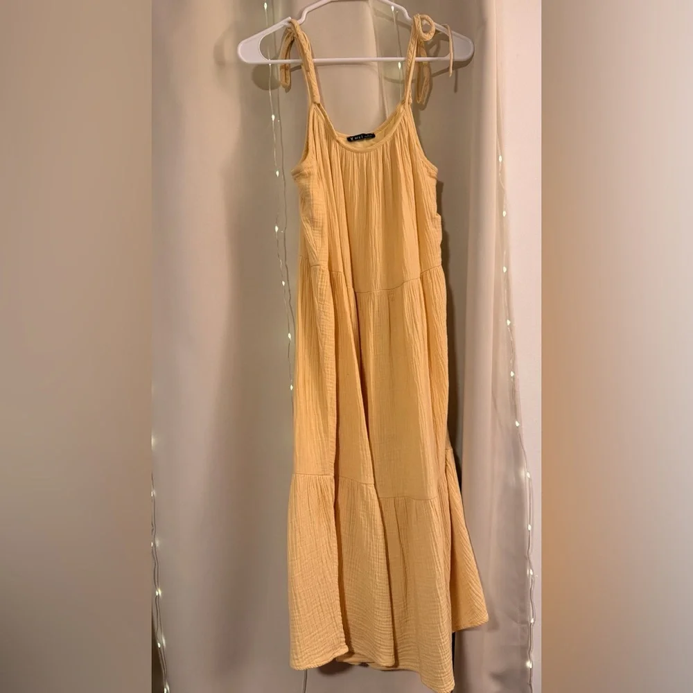 Elegant Yellow Sleeveless Dress - Picture 1 of 4